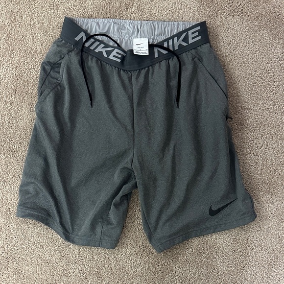 Nike Men's Dark Gray Athletic Shorts - Picture 1 of 4